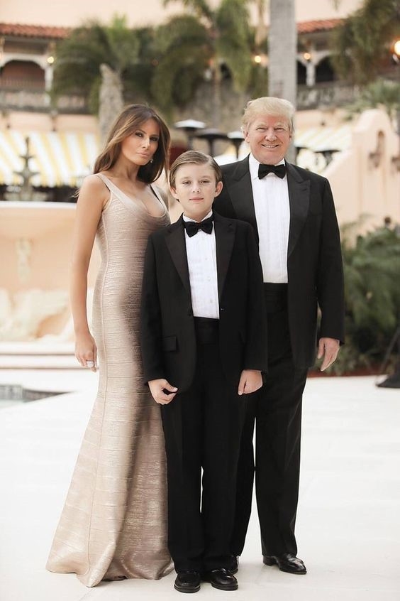 Con trai út Tổng thống Trump ngày càng cao lớn, ăn mặc bảnh bao