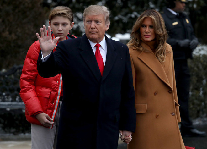 Con trai út Tổng thống Trump ngày càng cao lớn, ăn mặc bảnh bao