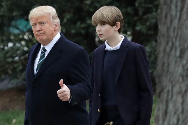 Con trai út Tổng thống Trump ngày càng cao lớn, ăn mặc bảnh bao