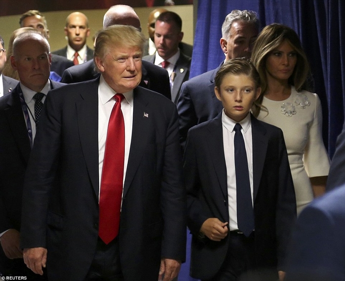 Con trai út Tổng thống Trump ngày càng cao lớn, ăn mặc bảnh bao