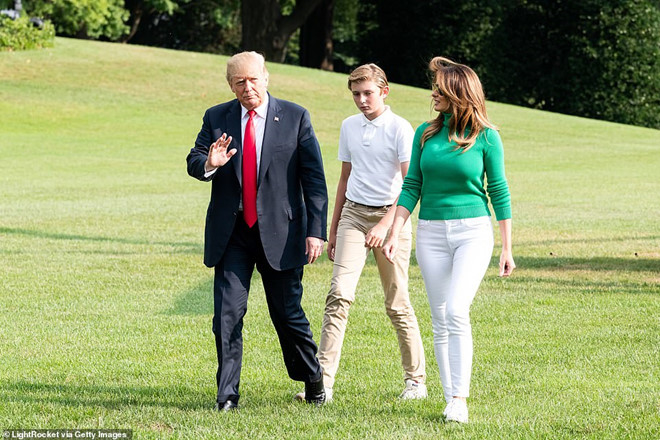 Con trai út Tổng thống Trump ngày càng cao lớn, ăn mặc bảnh bao