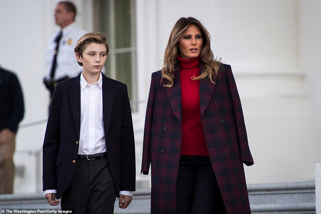 Con trai út Tổng thống Trump ngày càng cao lớn, ăn mặc bảnh bao