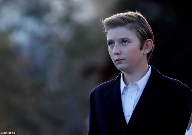 Con trai út Tổng thống Trump ngày càng cao lớn, ăn mặc bảnh bao