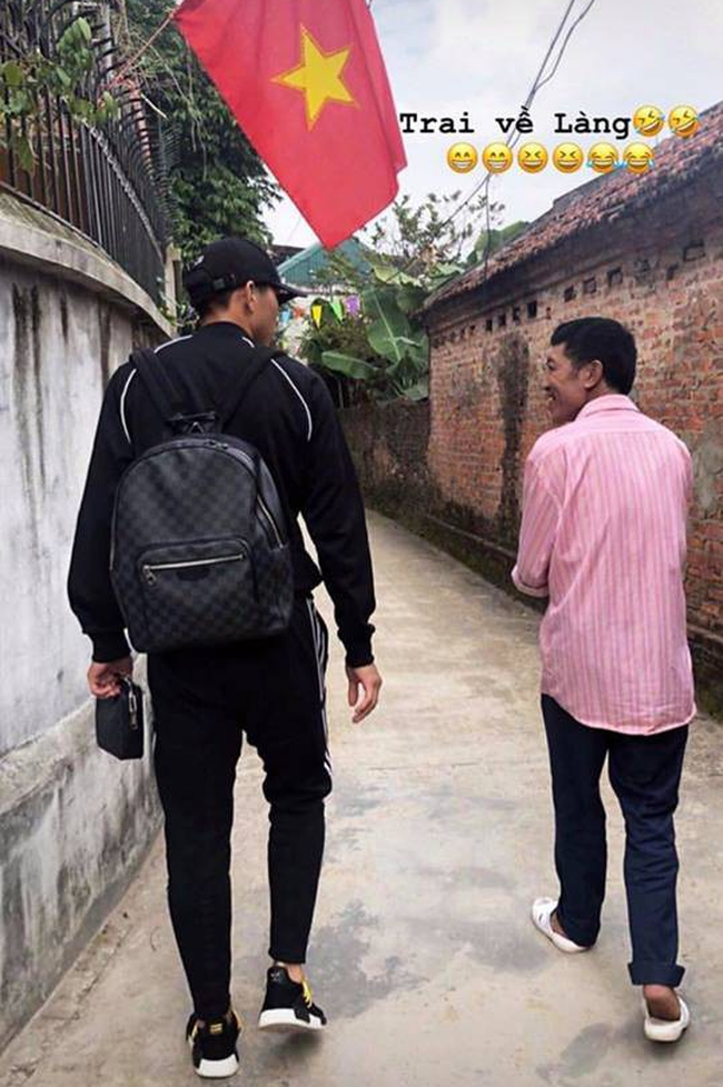 Dàn cầu thủ về nhà đón Tết: Tư Dũng nấu bánh chưng cùng mẹ
