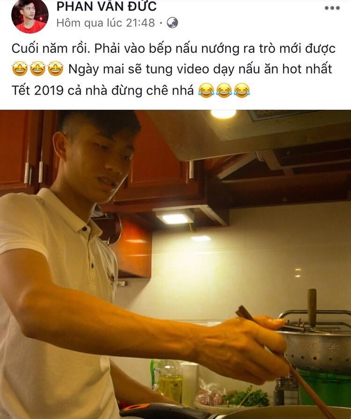Dàn cầu thủ về nhà đón Tết: Tư Dũng nấu bánh chưng cùng mẹ