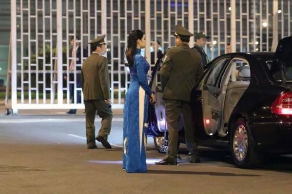 Danh tính 2 nữ sinh xinh đẹp tặng hoa cho Kim Jong-un và Donald Trump