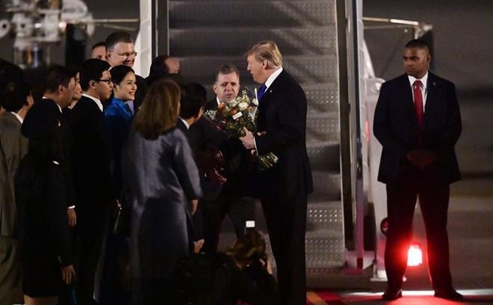 Danh tính 2 nữ sinh xinh đẹp tặng hoa cho Kim Jong-un và Donald Trump
