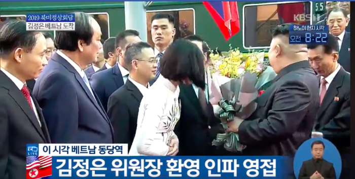 Danh tính 2 nữ sinh xinh đẹp tặng hoa cho Kim Jong-un và Donald Trump