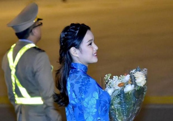 Danh tính 2 nữ sinh xinh đẹp tặng hoa cho Kim Jong-un và Donald Trump