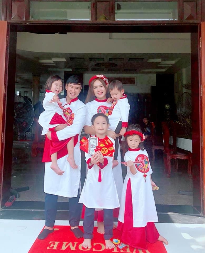 Điểm mặt những gia đình sao Việt đông con nhất