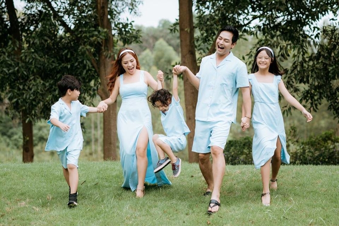 Điểm mặt những gia đình sao Việt đông con nhất