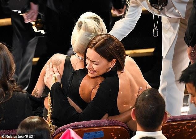 Drama hậu Oscar: Pha giật chồng trước mặt hàng tỷ người của Lady Gaga?