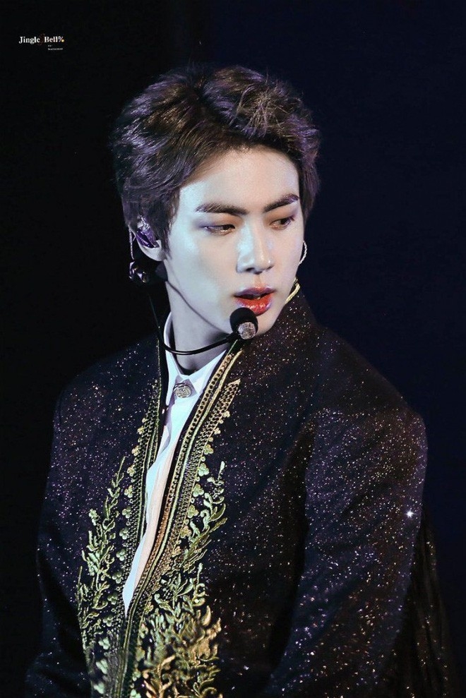 Được chọn làm visual nhưng idol Kpop vẫn bị lấn át nhan sắc