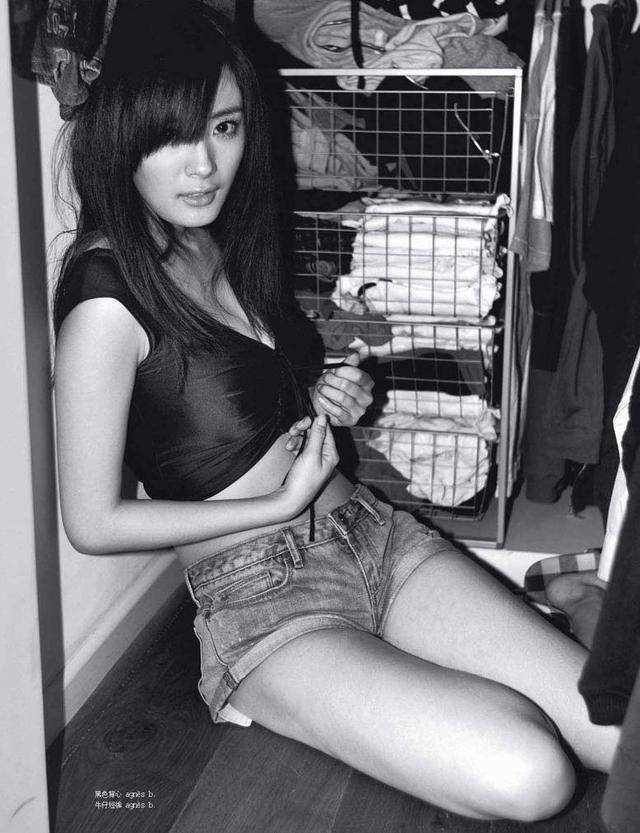 Dương Mịch tạo dáng sexy quá đà, khoe ngực cup D trên tạp chí đàn ông