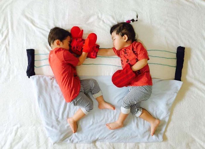 Giấc ngủ của 2 con sinh đôi trở nên sống động qua tay mẹ người Nhật