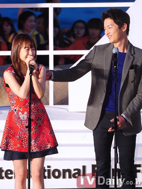 Giua scandal, song joong ki bi khui nhung moi quan he bi an voi ban khac gioi?