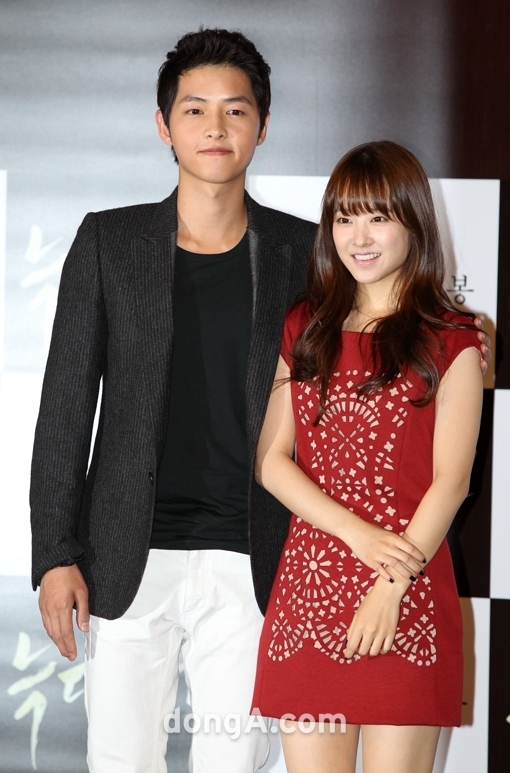 Giua scandal, song joong ki bi khui nhung moi quan he bi an voi ban khac gioi?