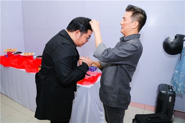 Hau mau thuan lien quan toi cong viec: Sao Viet con nhin mat nhau?