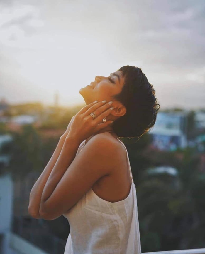 H'Hen Niê khiến người hâm mộ tự hào khi được lên báo Nhật