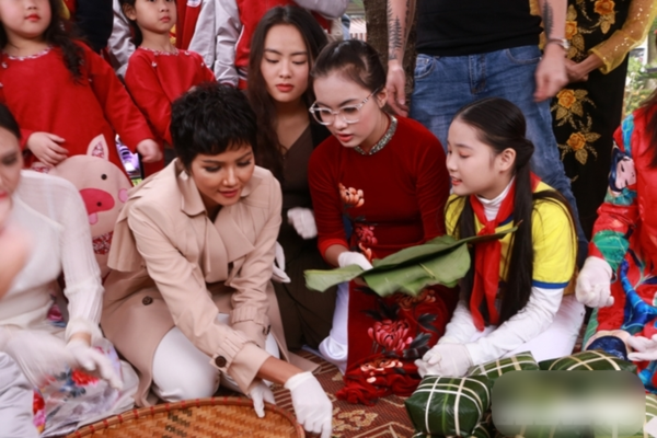 Hình ảnh đẹp: H'Hen Niê và loạt sao Việt tự tay gói bánh chưng