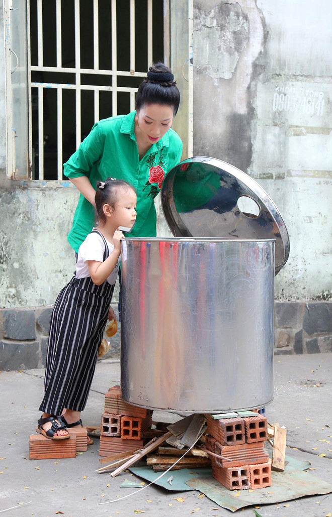 Hình ảnh đẹp: H'Hen Niê và loạt sao Việt tự tay gói bánh chưng