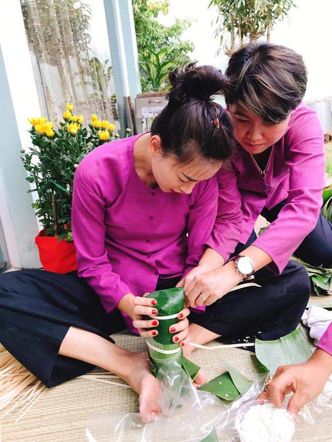 Hình ảnh đẹp: H'Hen Niê và loạt sao Việt tự tay gói bánh chưng