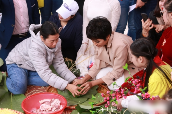 Hình ảnh đẹp: H'Hen Niê và loạt sao Việt tự tay gói bánh chưng