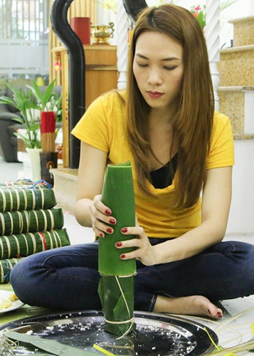 Hình ảnh đẹp: H'Hen Niê và loạt sao Việt tự tay gói bánh chưng