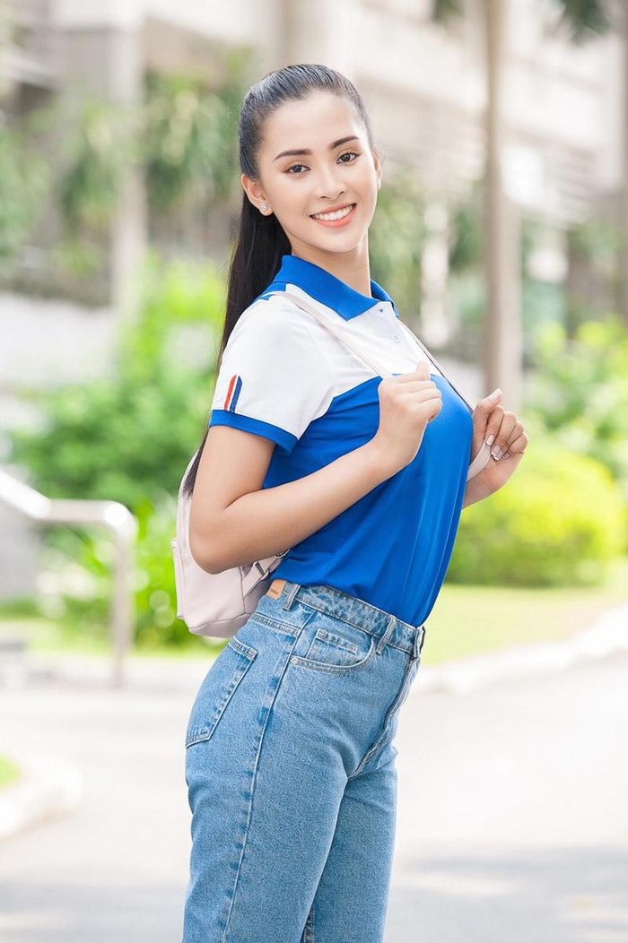 Items tủ nào khiến Tiểu Vy khoe vòng 1 mà không bị chê phản cảm?