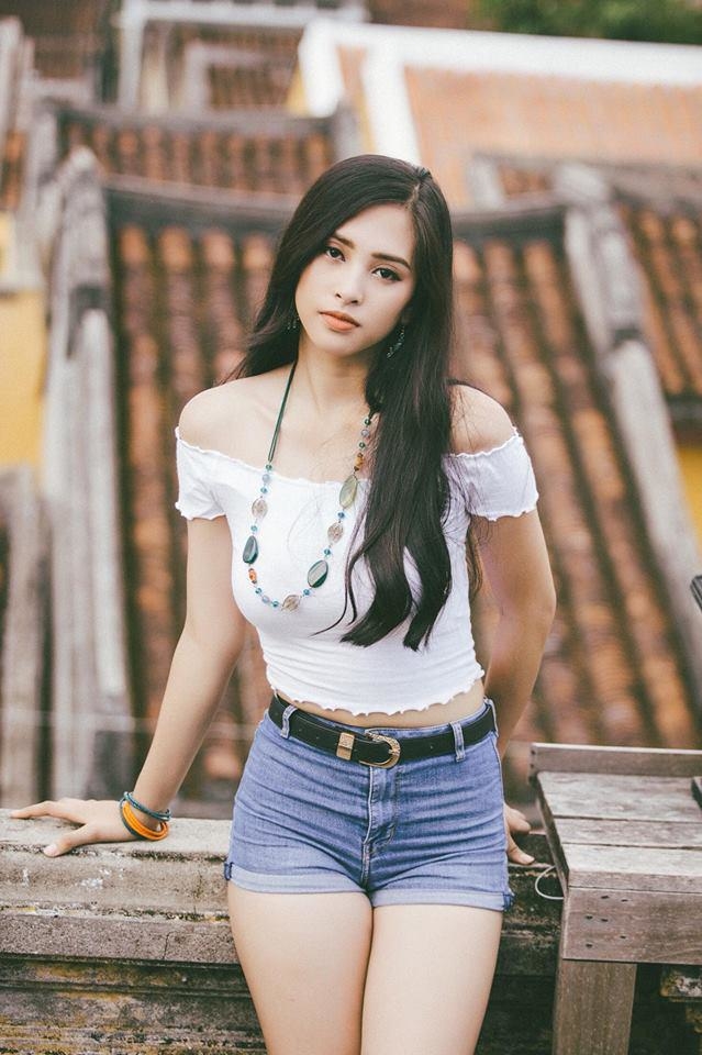 Items tủ nào khiến Tiểu Vy khoe vòng 1 mà không bị chê phản cảm?