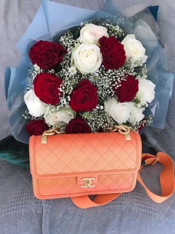 Hòa Minzy và loạt sao nữ khoe “chiến lợi phẩm” hàng hiệu từ bạn trai