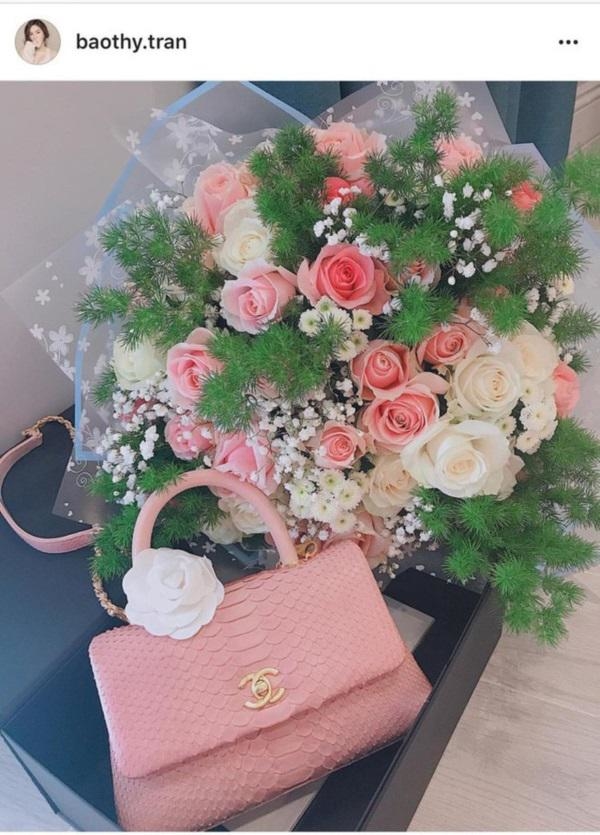 Hòa Minzy và loạt sao nữ khoe “chiến lợi phẩm” hàng hiệu từ bạn trai