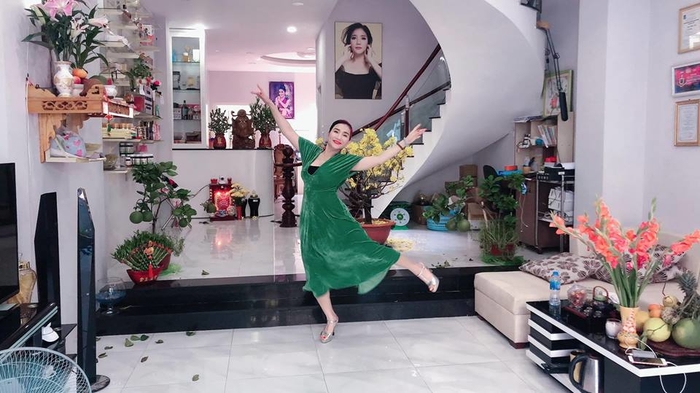 Hồng Nhung ngã xe, Cát Tường bị giật túi trước cửa nhà ngày đầu năm