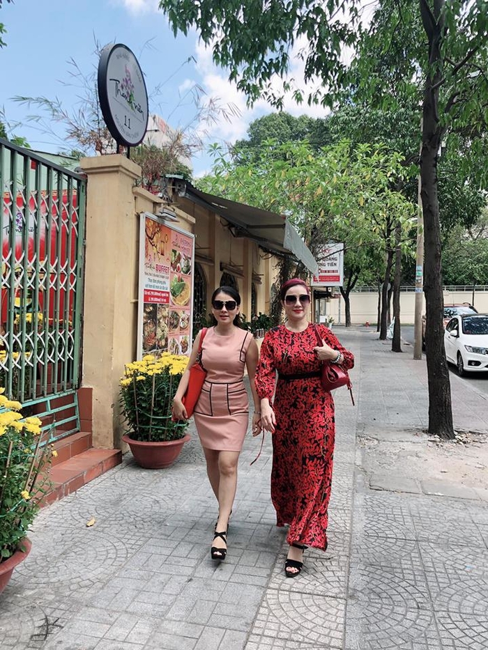 Hồng Nhung ngã xe, Cát Tường bị giật túi trước cửa nhà ngày đầu năm