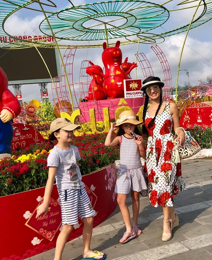 Hồng Nhung ngã xe, Cát Tường bị giật túi trước cửa nhà ngày đầu năm