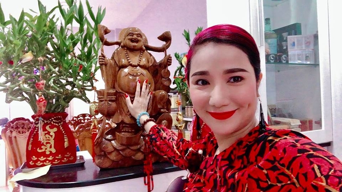 Hồng Nhung ngã xe, Cát Tường bị giật túi trước cửa nhà ngày đầu năm