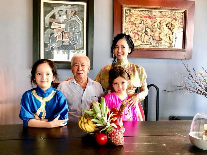 Hồng Nhung ngã xe, Cát Tường bị giật túi trước cửa nhà ngày đầu năm