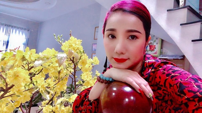 Hồng Nhung ngã xe, Cát Tường bị giật túi trước cửa nhà ngày đầu năm