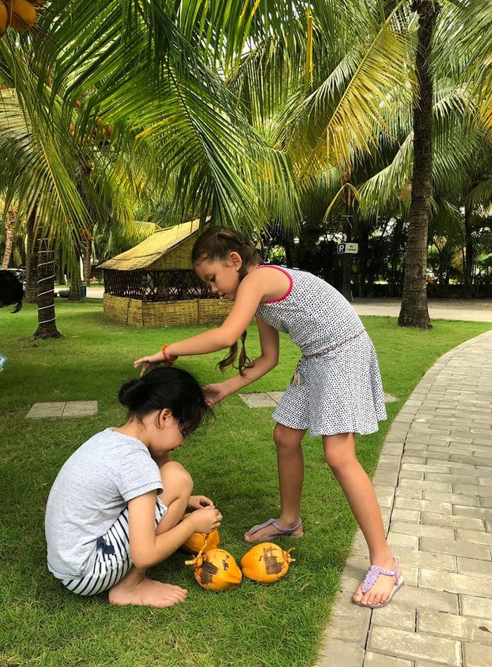 Hồng Nhung ngã xe, Cát Tường bị giật túi trước cửa nhà ngày đầu năm