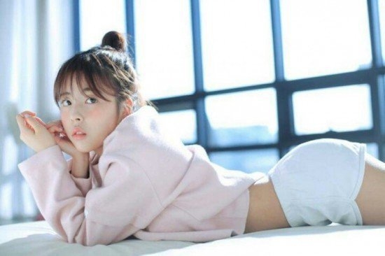 Idol nữ Kpop bị “ném đá” dữ dội vì bị cho là chụp ảnh phản cảm