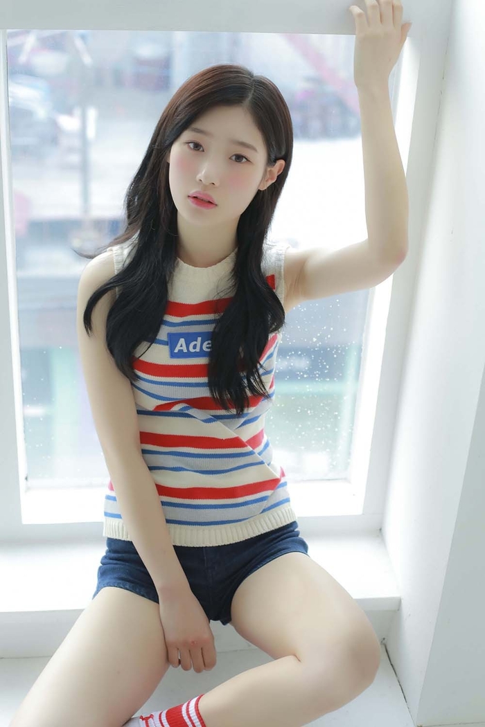 Idol nữ Kpop bị “ném đá” dữ dội vì bị cho là chụp ảnh phản cảm