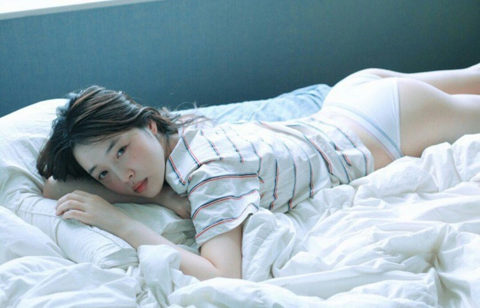Idol nữ Kpop bị “ném đá” dữ dội vì bị cho là chụp ảnh phản cảm