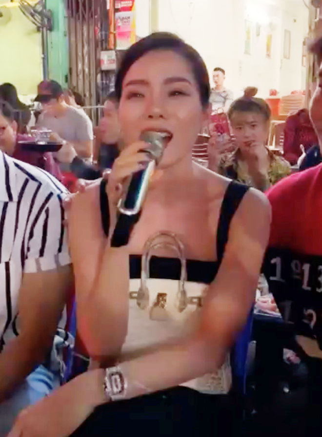 Khi Sao Việt vui tay cầm mic hát thử loa cũng phiêu như trên sân khấu