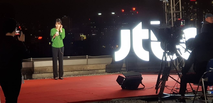 Chất như MBC News, dựng ngay trường quay dã chiến để dẫn tin