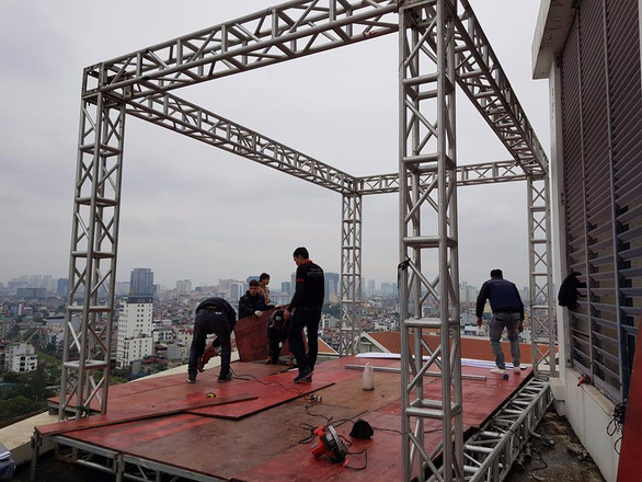 Chất như MBC News, dựng ngay trường quay dã chiến để dẫn tin