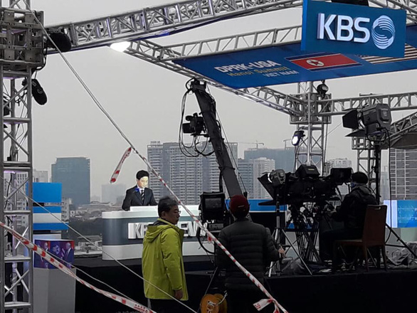 Chất như MBC News, dựng ngay trường quay dã chiến để dẫn tin