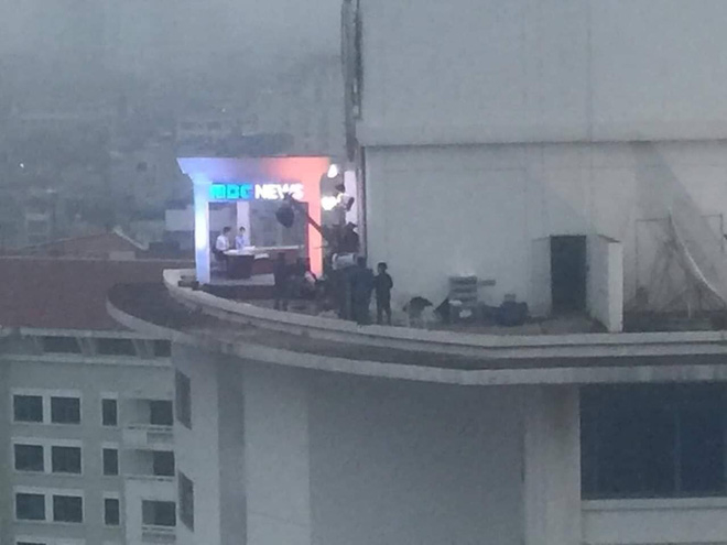 Chất như MBC News, dựng ngay trường quay dã chiến để dẫn tin