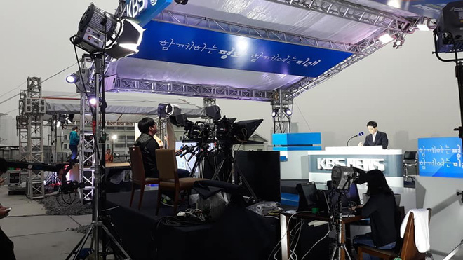 Chất như MBC News, dựng ngay trường quay dã chiến để dẫn tin