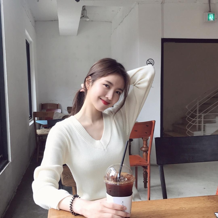 Kiểu tóc buộc thấp đơn giản giúp nàng sành điệu không cần đồ hiệu