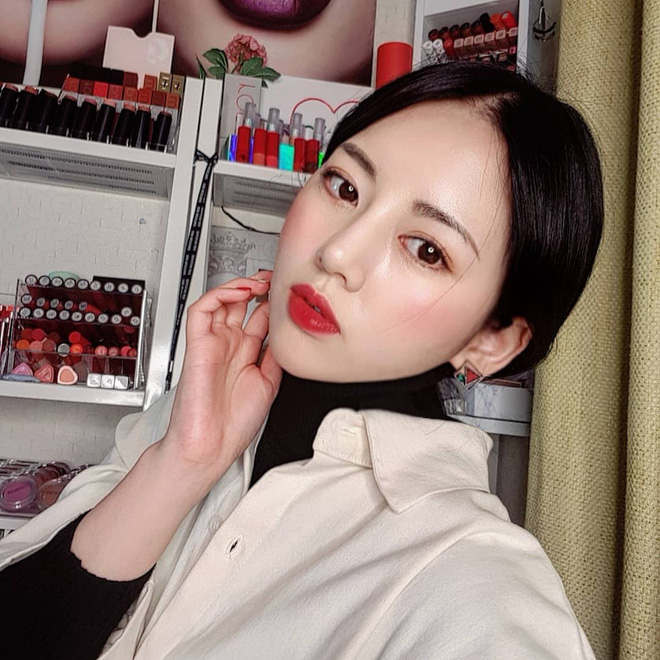 Kiểu tóc buộc thấp đơn giản giúp nàng sành điệu không cần đồ hiệu